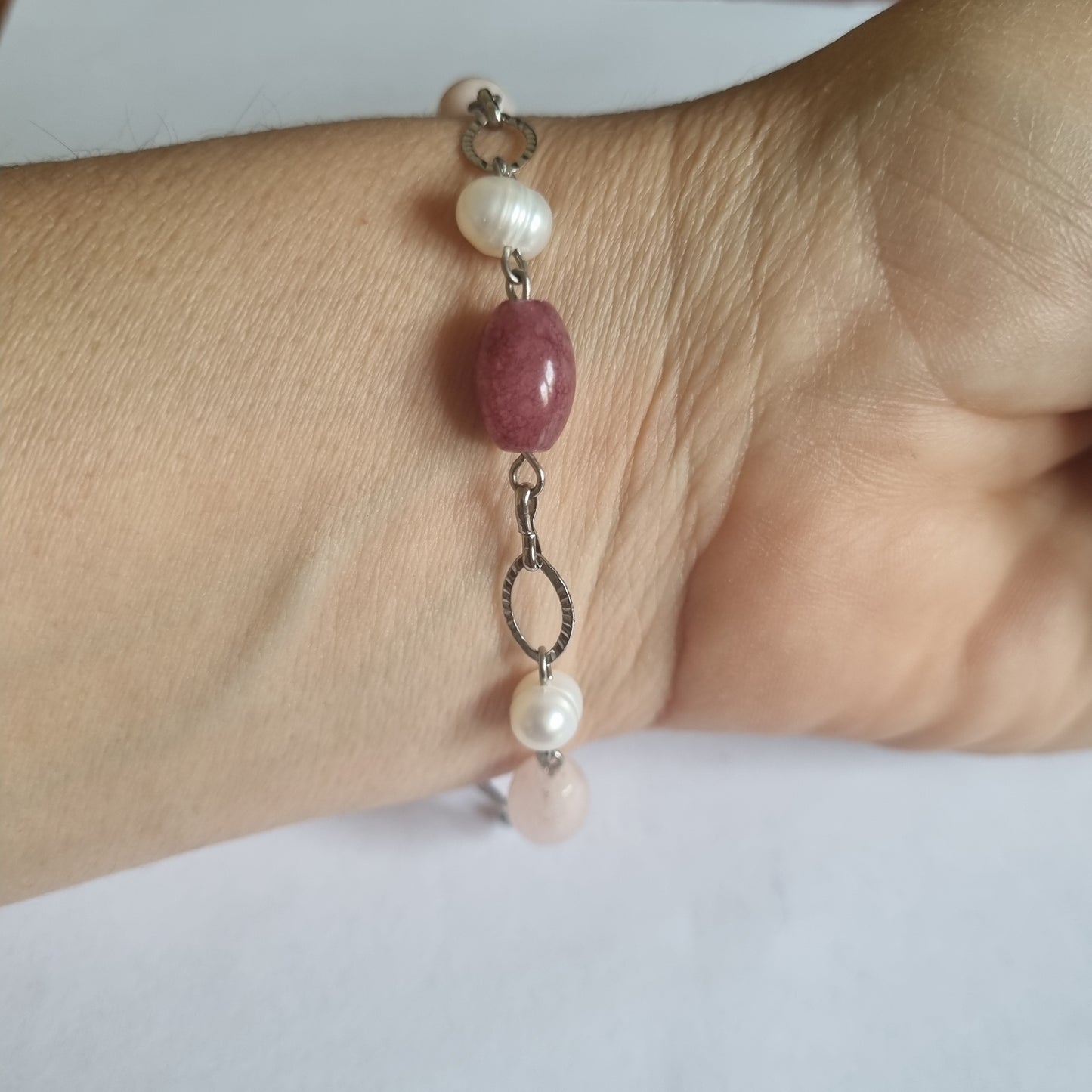 Parure Armonia Rosa - Collana, bracciale e orecchini in pietre dure e perle naturali"