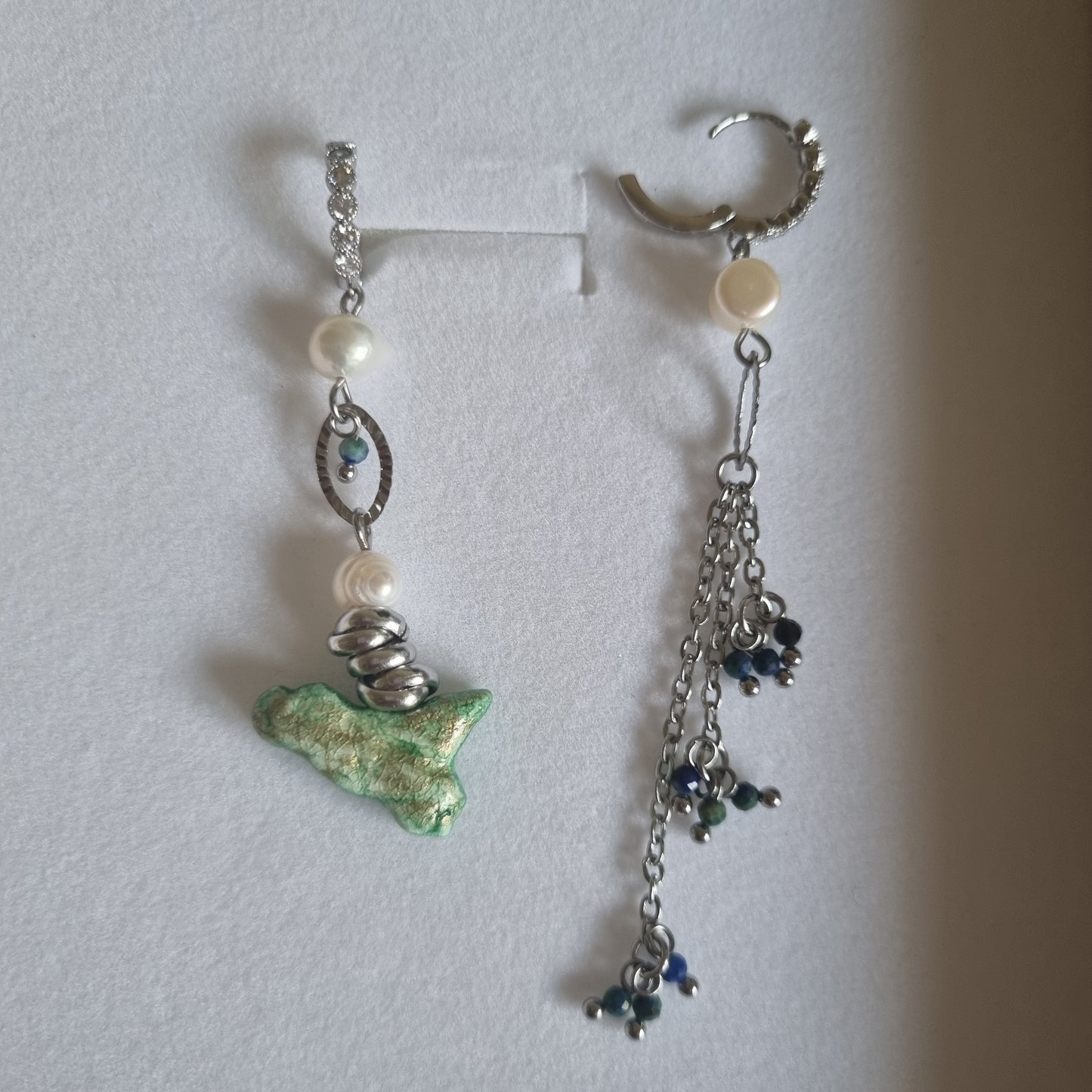 Orecchini Asimmetrici con Perle Naturali e Sicilia in Ceramica Verde Acqua