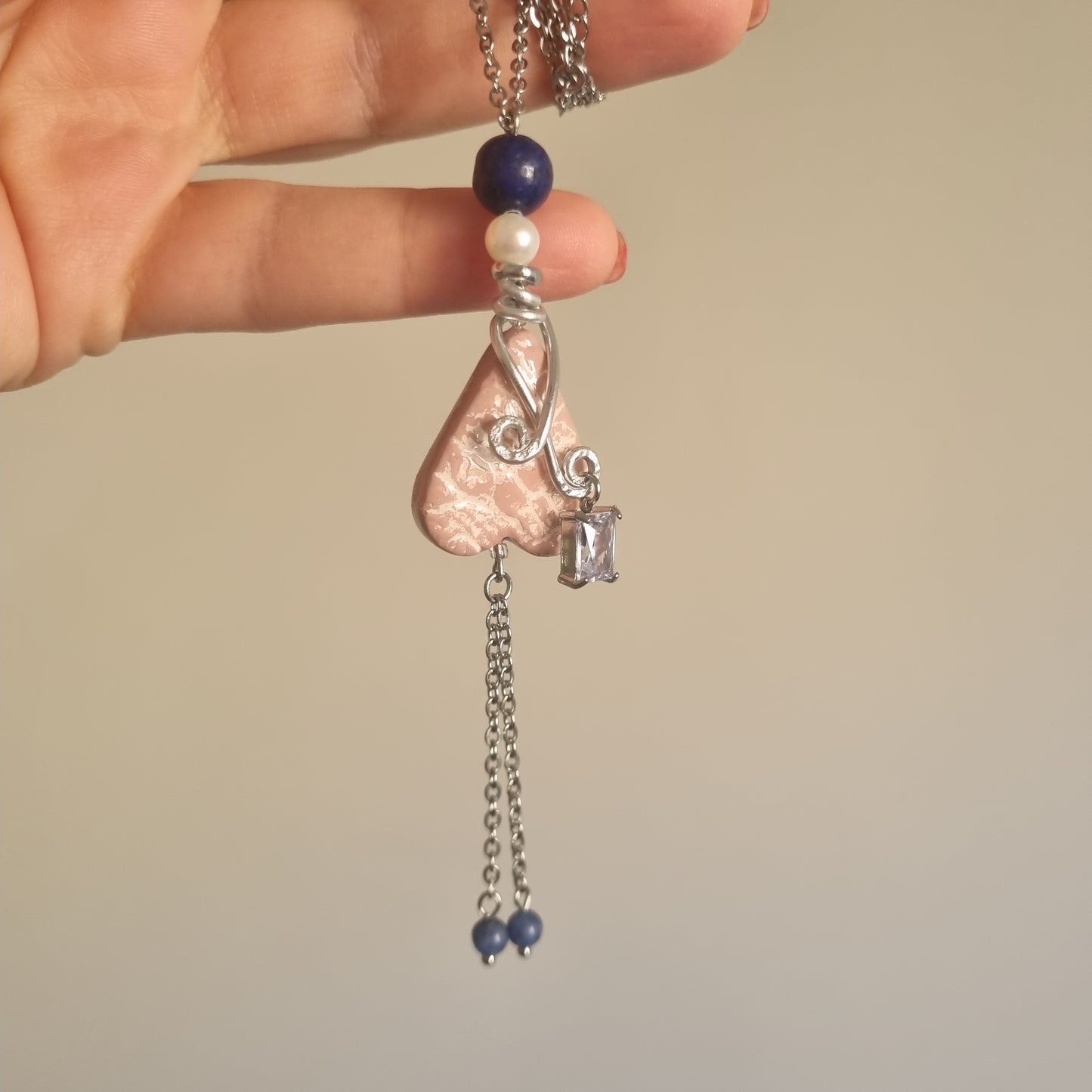 Collana “La mia Pupina ” – cuore in ceramica texture Pizzo, Lapislazzuli e perla