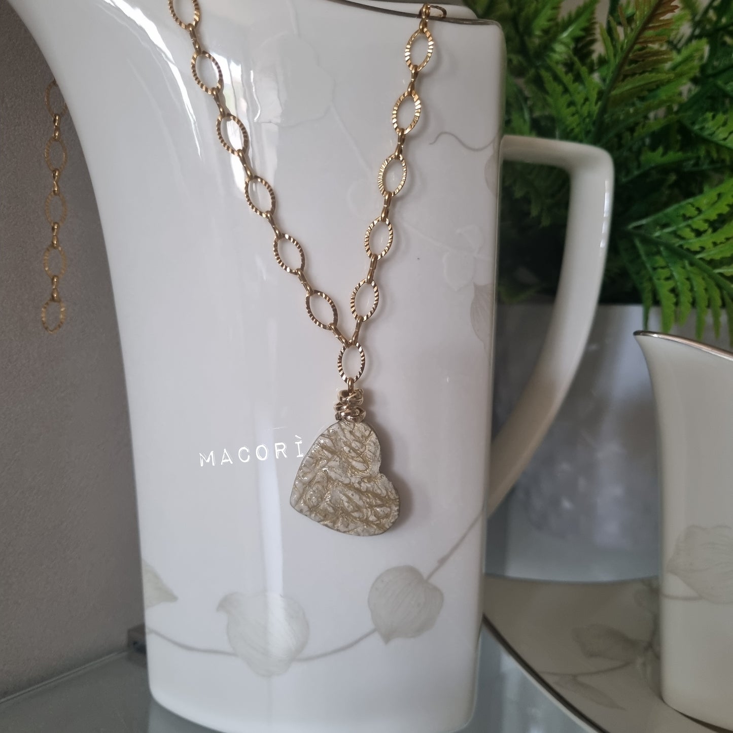 Collana artigianale con ciondolo cuore dorato – Gioiello fatto a mano elegante