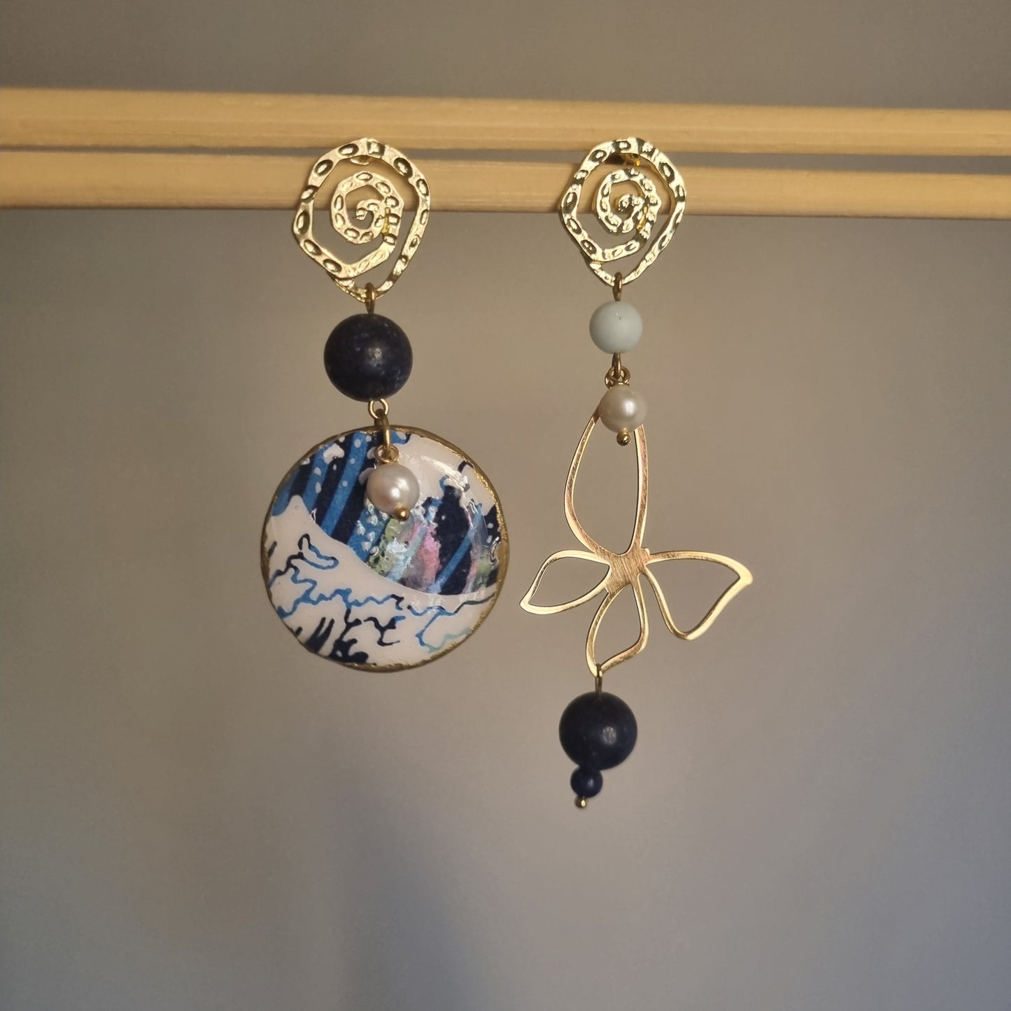 Orecchini Asimmetrici Onda Giapponese con Lapislazzuli e Perle - Gioielli Artigianali