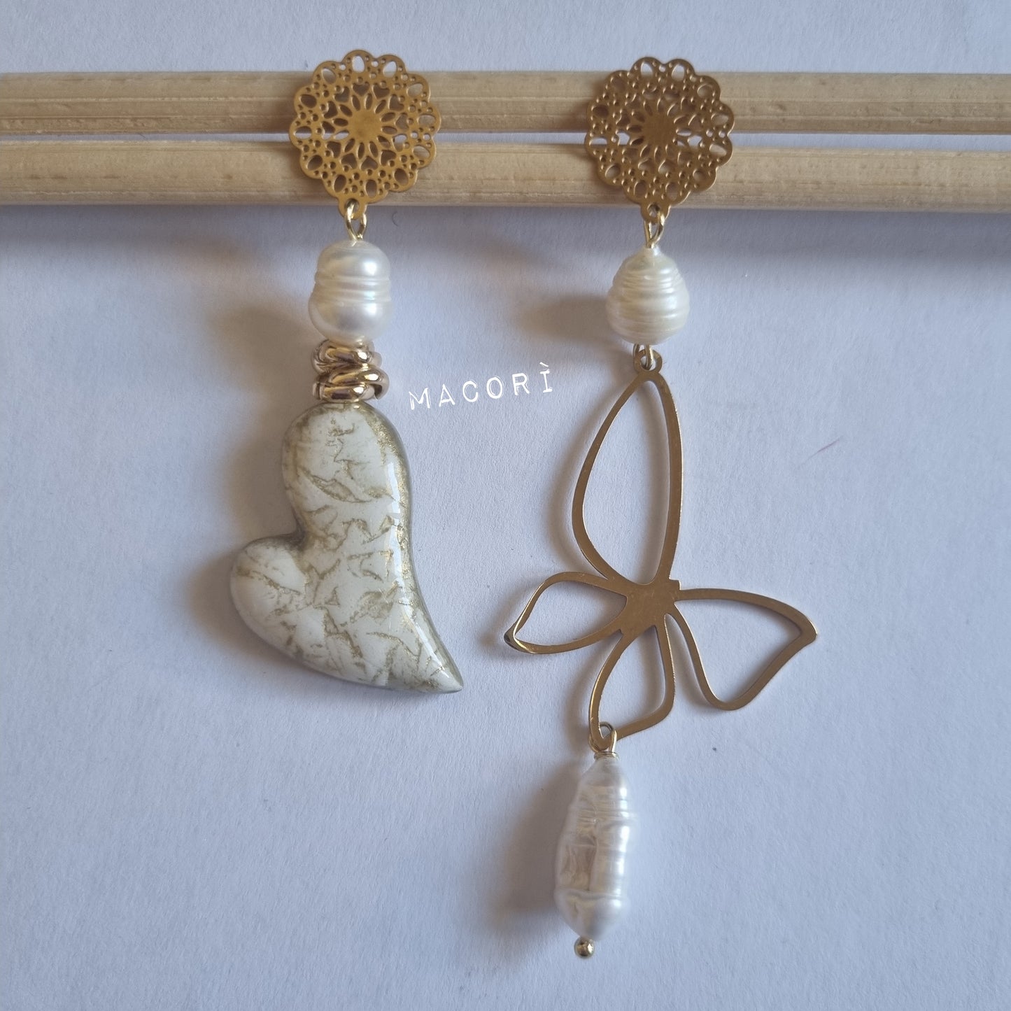 Orecchini Asimmetrici Cuori Preziosi - Cuore in Ceramica con sfumature oro e Farfalla con Perle