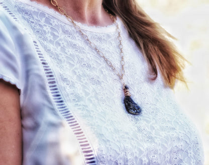 Collana Notte Stellata - Pendente in Ceramica Nera e Oro | Artigianale