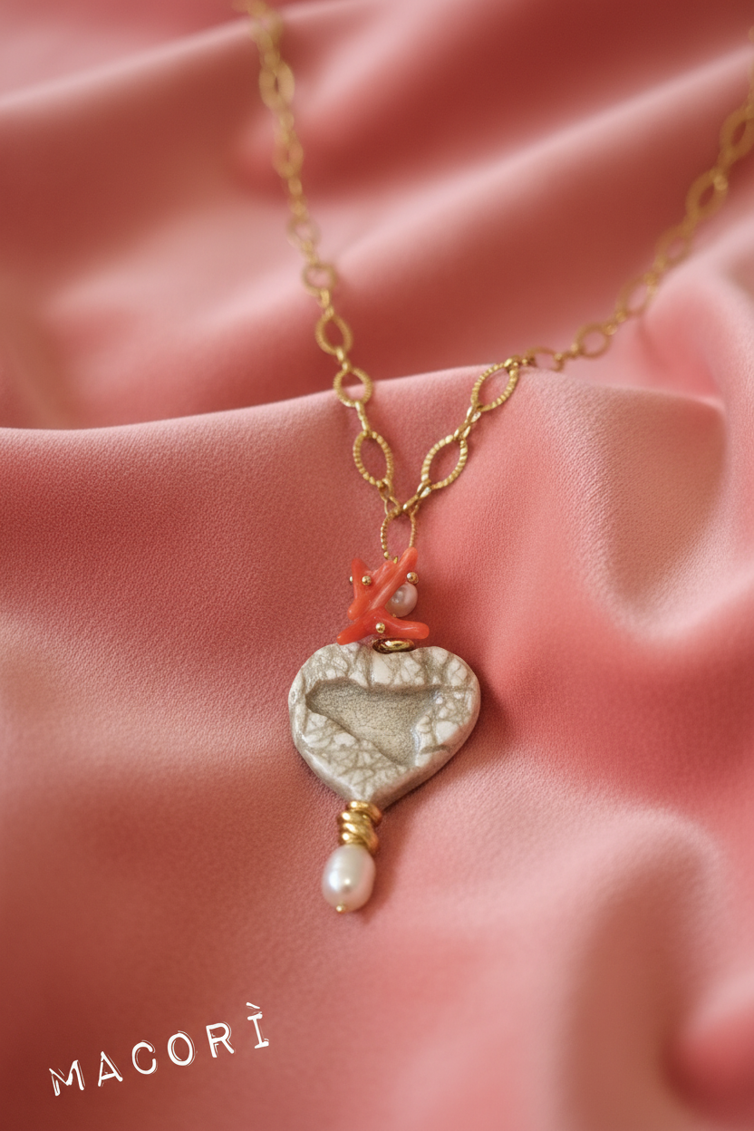 Collana ben visibile su velluto