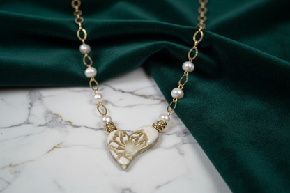 Collana con ciondolo a cuore su sfondo elegante