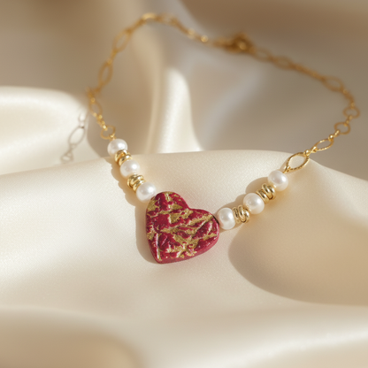 Collana Cuore Divino su sfondo elegante