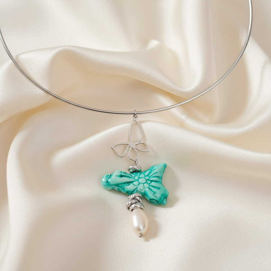 Collana Sicilia su sfondo elegante