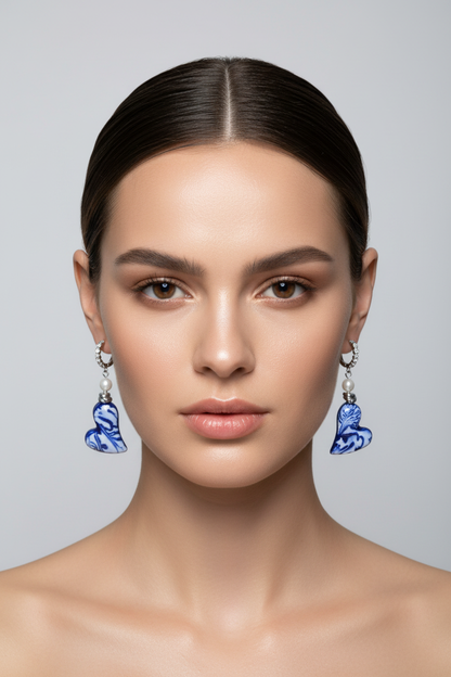 Modella con entrambi gli orecchini visibili