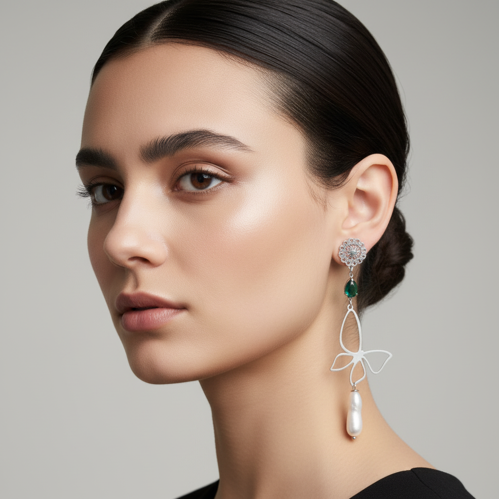 Modella con orecchini asimmetrici