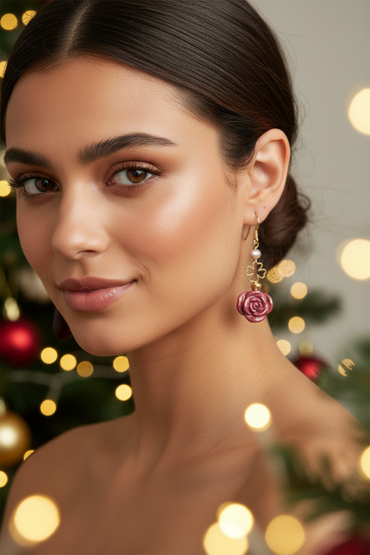 Modella con orecchini natalizi