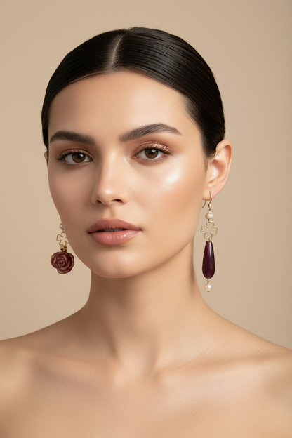 Modella con orecchini su sfondo neutro