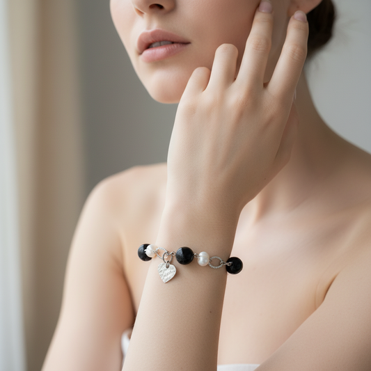 Modella naturale con bracciale Macorì