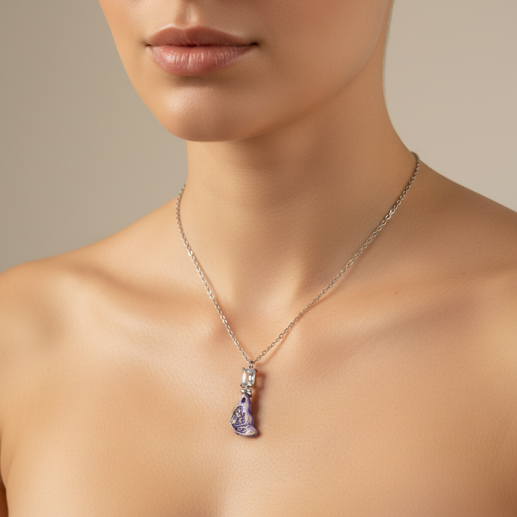Modella naturale con collana ceramica viola Macorì