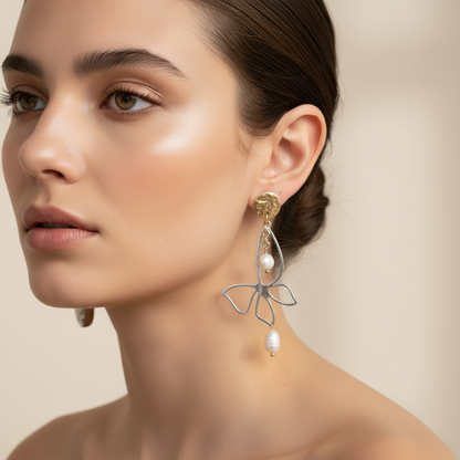 Modella naturale con orecchini asimmetrici ceramica marmorizzata Macorì