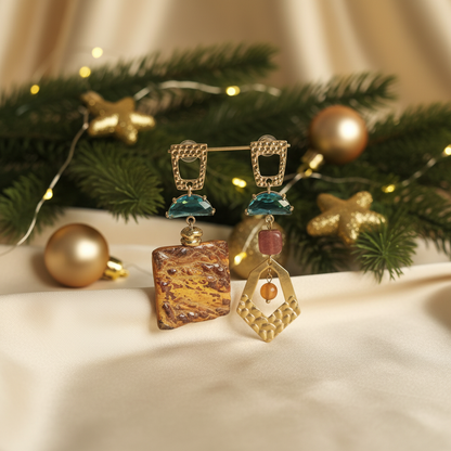 Orecchini artigianali su sfondo natalizio