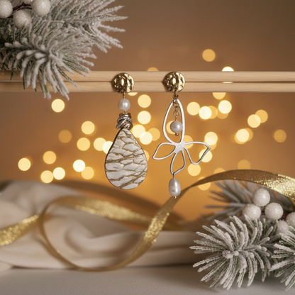 Orecchini asimmetrici con sfondo natalizio