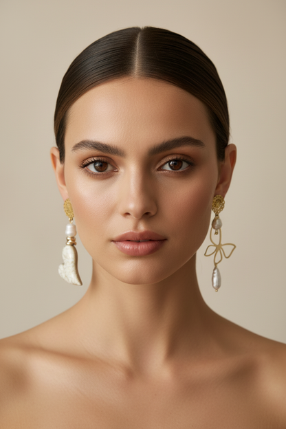 Orecchini asimmetrici indossati - vista frontale