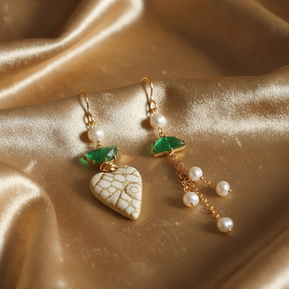 Orecchini asimmetrici Macorì su velluto oro champagne