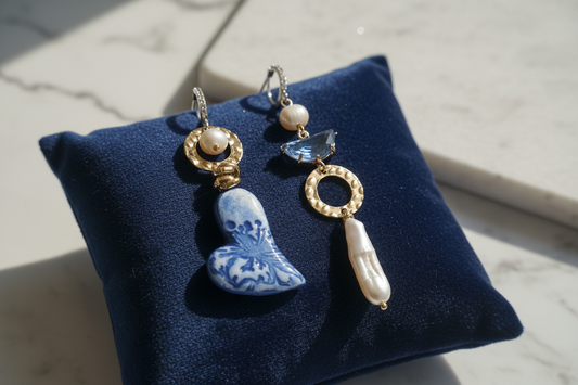 Orecchini asimmetrici su velluto con basi chiare