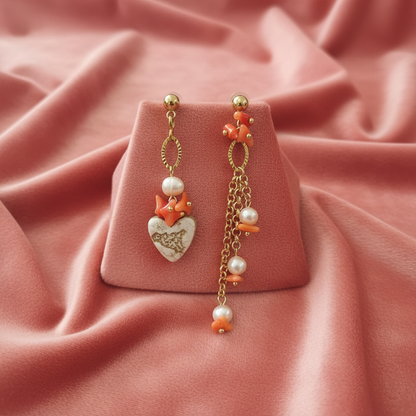 Orecchini asimmetrici su velluto rosa corallo