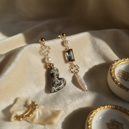 Orecchini Asimmetrici con Perle Naturali e cuore in ceramica