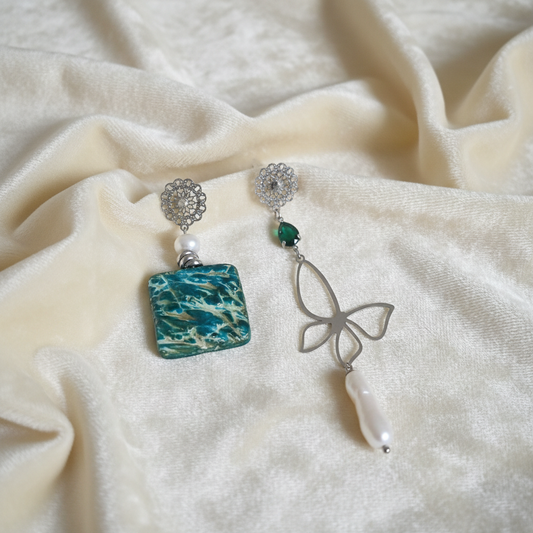 Orecchini Asimmetrici con Ceramica Turchese, Perle e Cristalli - Mare e Cielo