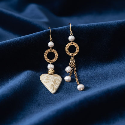 Orecchini Asimmetrici con Cuore in Ceramica e Perle | Artigianali