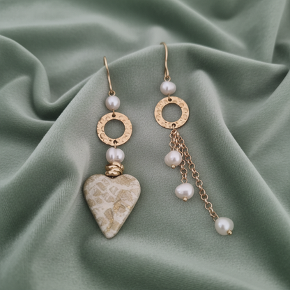 Orecchini Asimmetrici con Cuore in Ceramica e Perle | Artigianali