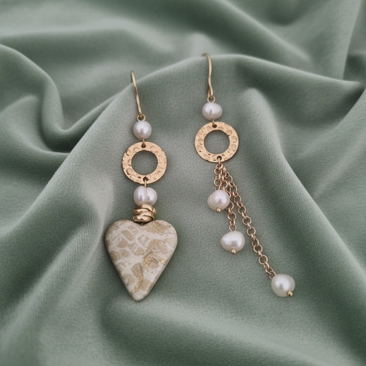 Orecchini Asimmetrici con Cuore in Ceramica e Perle | Artigianali