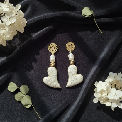 Orecchini in ceramica su sfondo contrastante