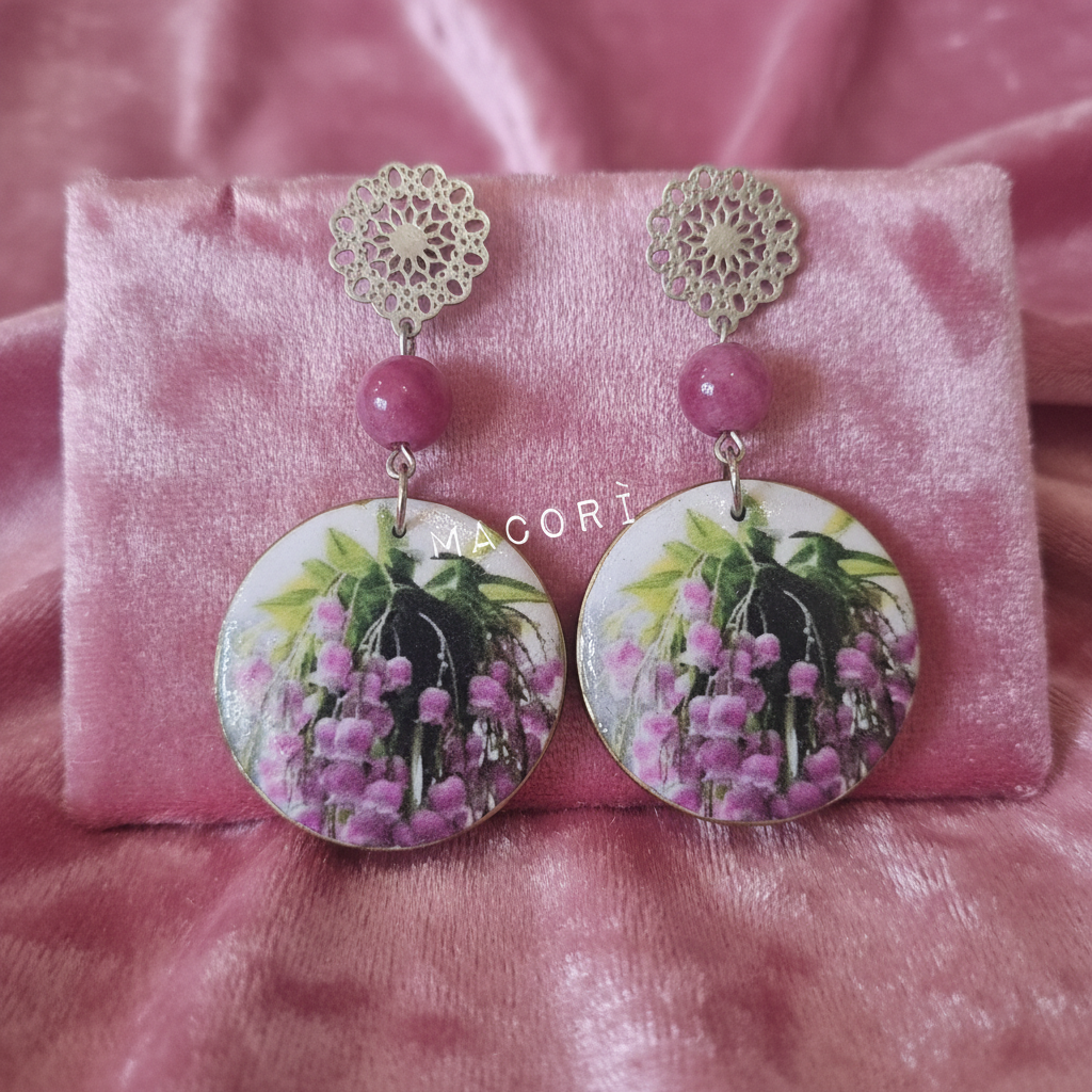 Orecchini in primo piano su velluto rosa