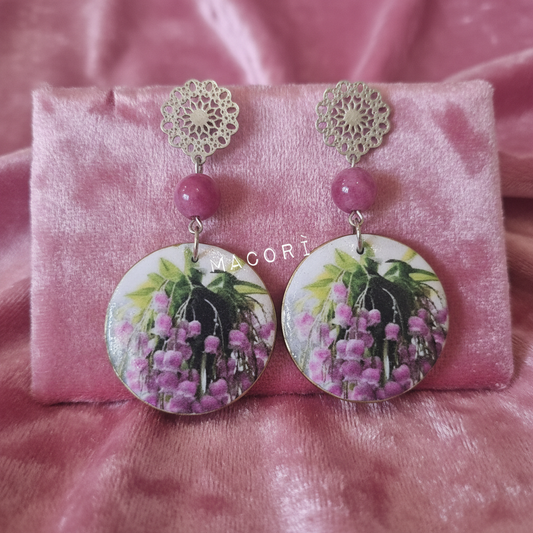 Orecchini in primo piano su velluto rosa