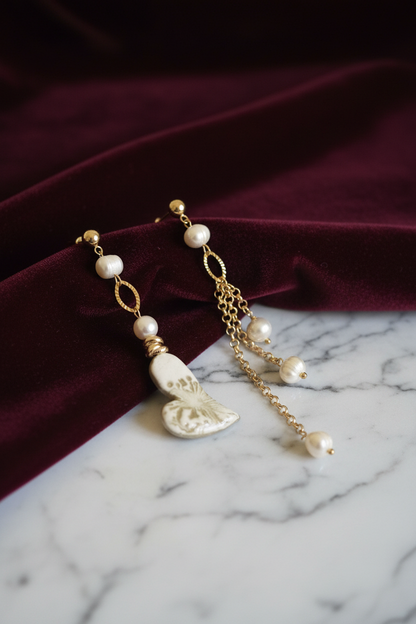 Orecchini su sfondo velluto e marmo