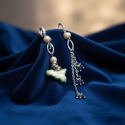 Orecchini su sfondo velluto