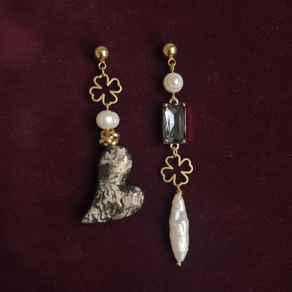 Orecchini Asimmetrici con Perle Naturali e cuore in ceramica