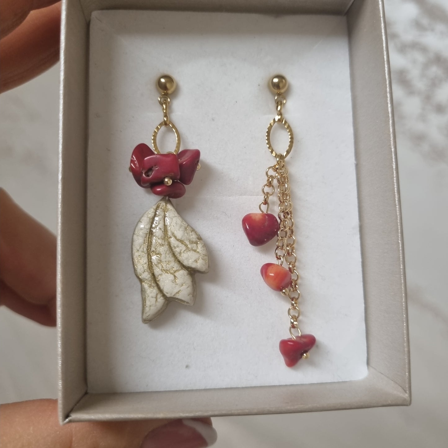 Orecchini Asimmetrici Ali d'Angelo - Ceramica Artigianale con Perle e Cristalli