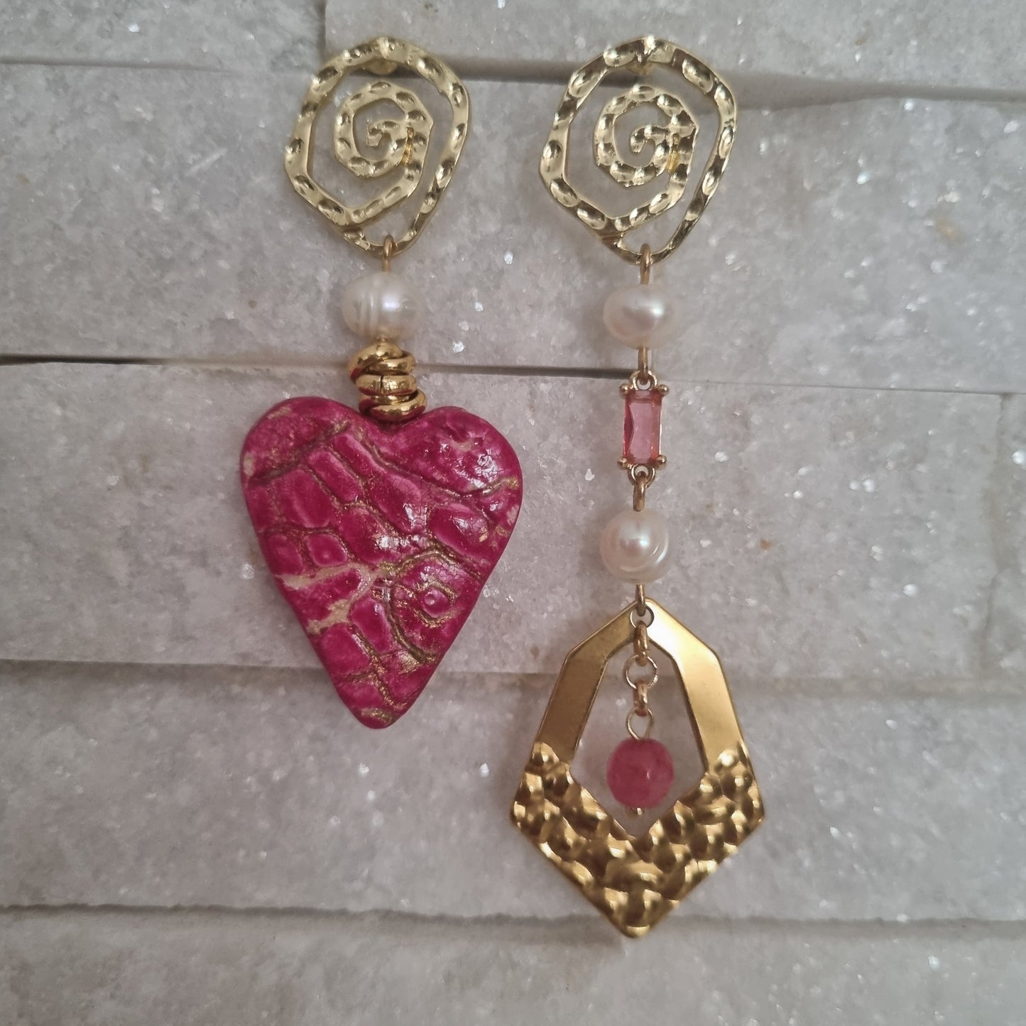 Orecchini Artigianali Unici con Cuore Fucsia e Perle Bianche