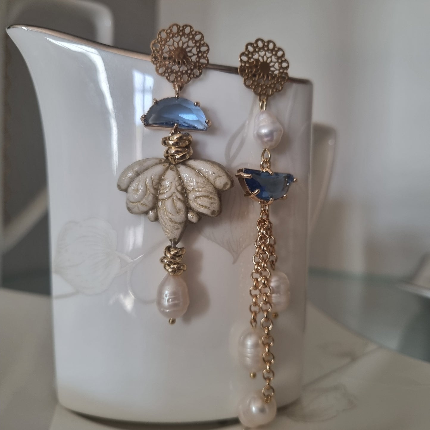 Orecchini Asimmetrici "Lotus Dream - Ceramica e Perle Naturali"