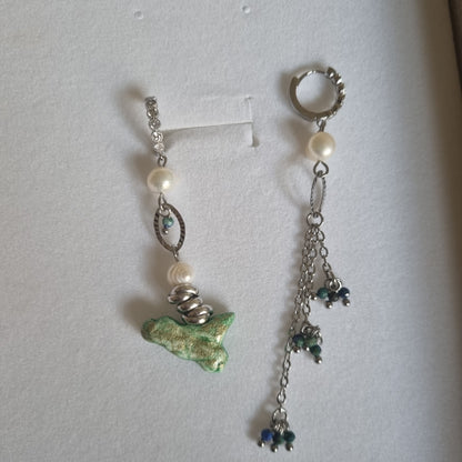 Orecchini Asimmetrici con Perle Naturali e Sicilia in Ceramica Verde Acqua