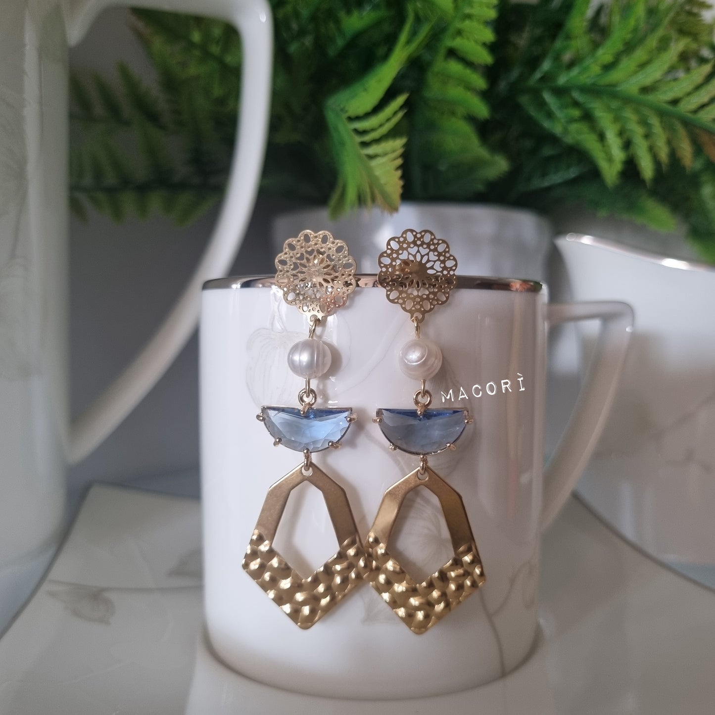 Orecchini pendenti artigianali con cristalli colorati e perla naturale – Eleganti e fatti a mano