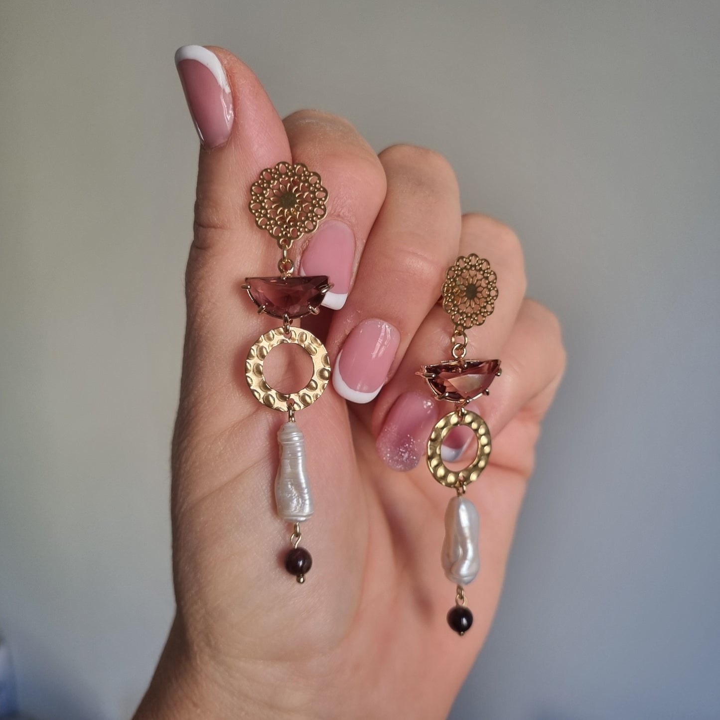 Orecchini “Golden Muse” con perle barocche e dettagli martellati – fatti a mano