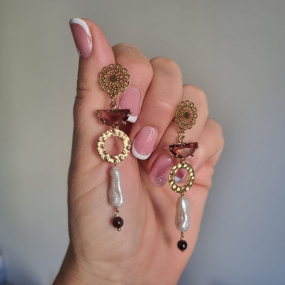 Orecchini “Golden Muse” con perle barocche e dettagli martellati – fatti a mano