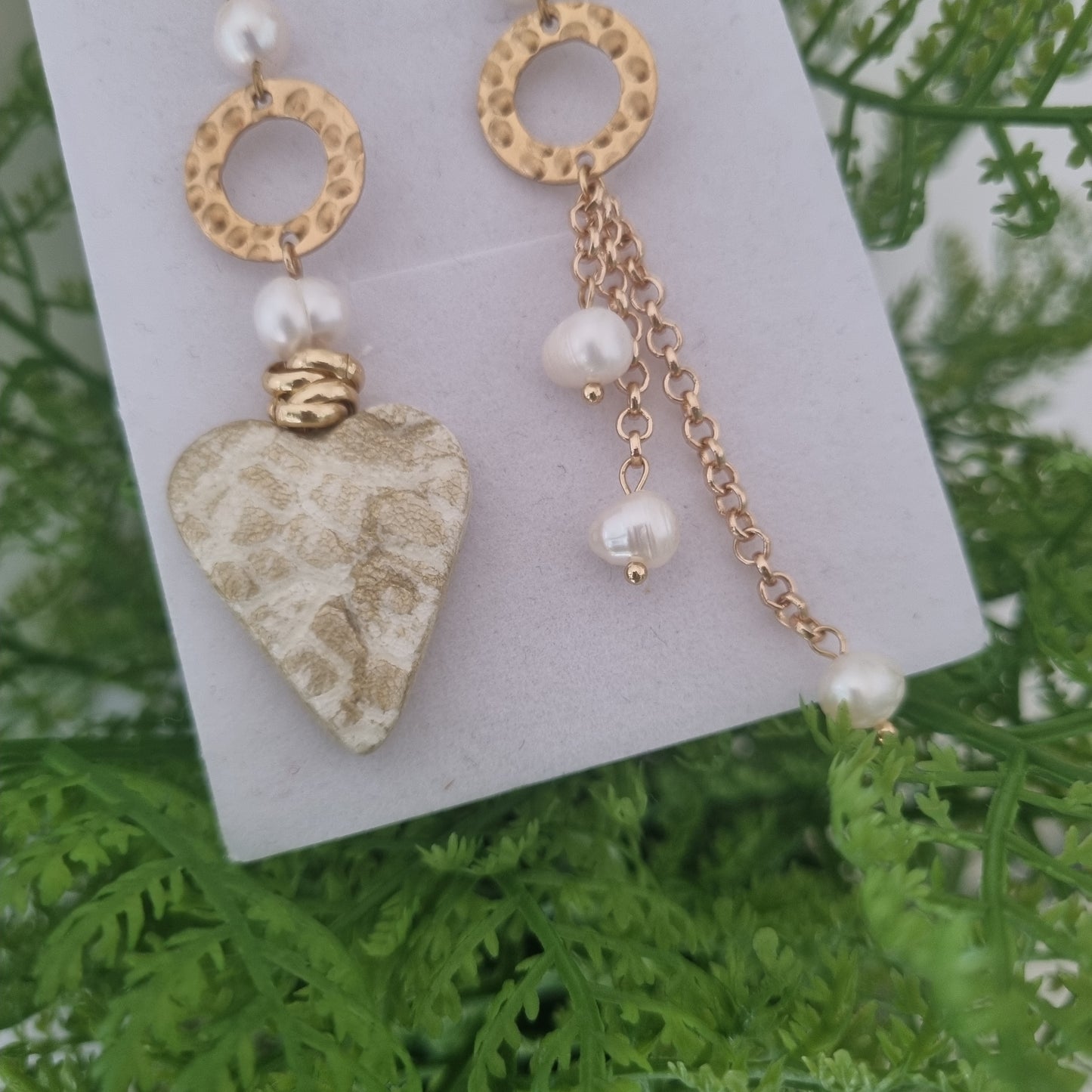 Orecchini artigianali Cuore d’Oro – Orecchini asimmetrici con perle e cuore dorato fatti a mano in Italia