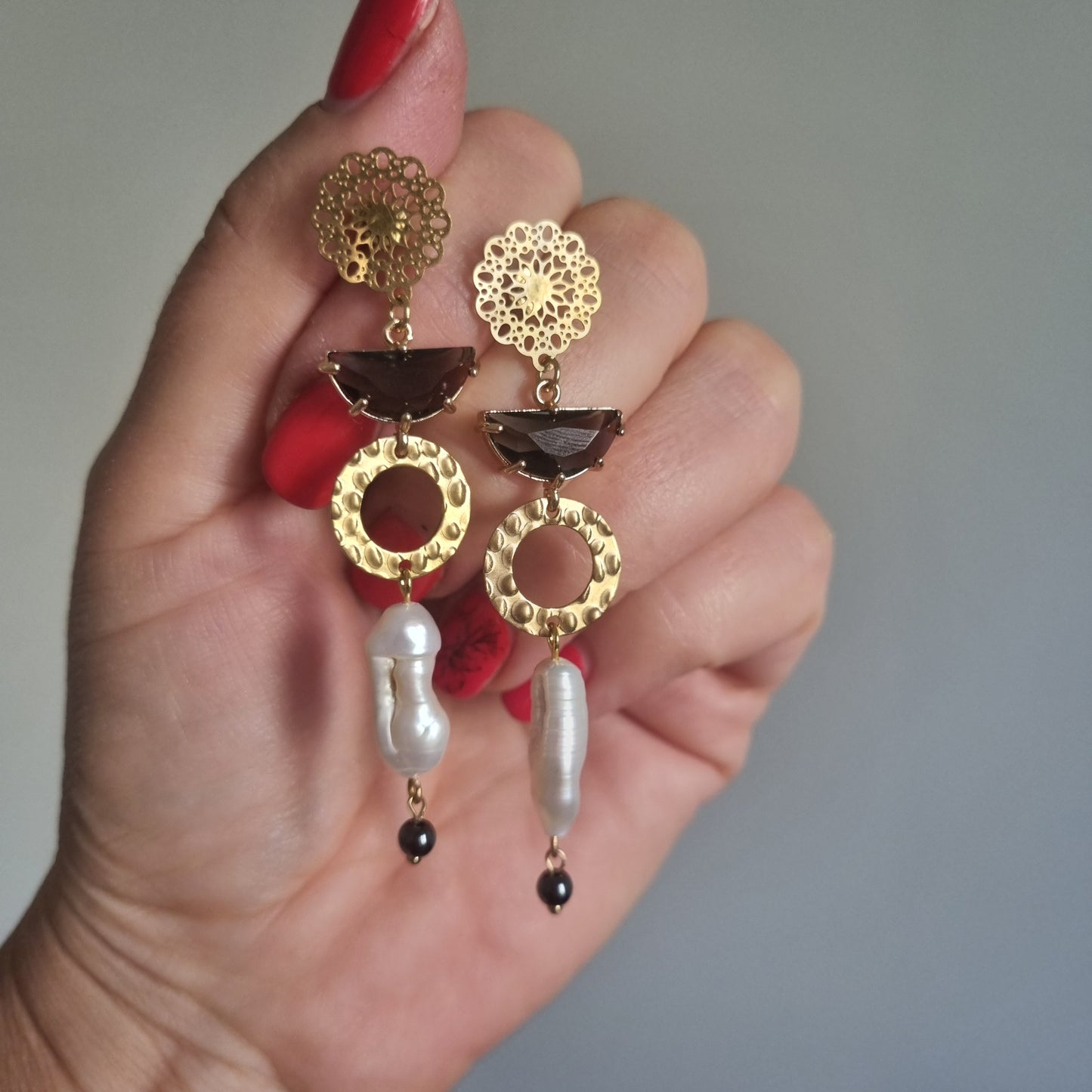 Orecchini “Golden Muse” con perle barocche e dettagli martellati – fatti a mano