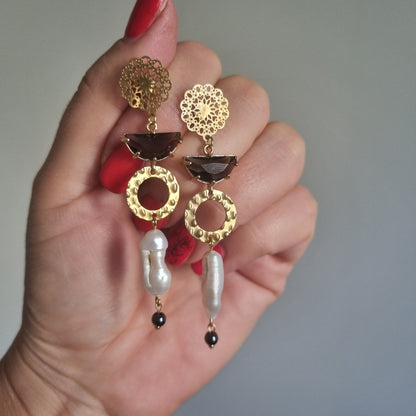 Orecchini “Golden Muse” con perle barocche e dettagli martellati – fatti a mano