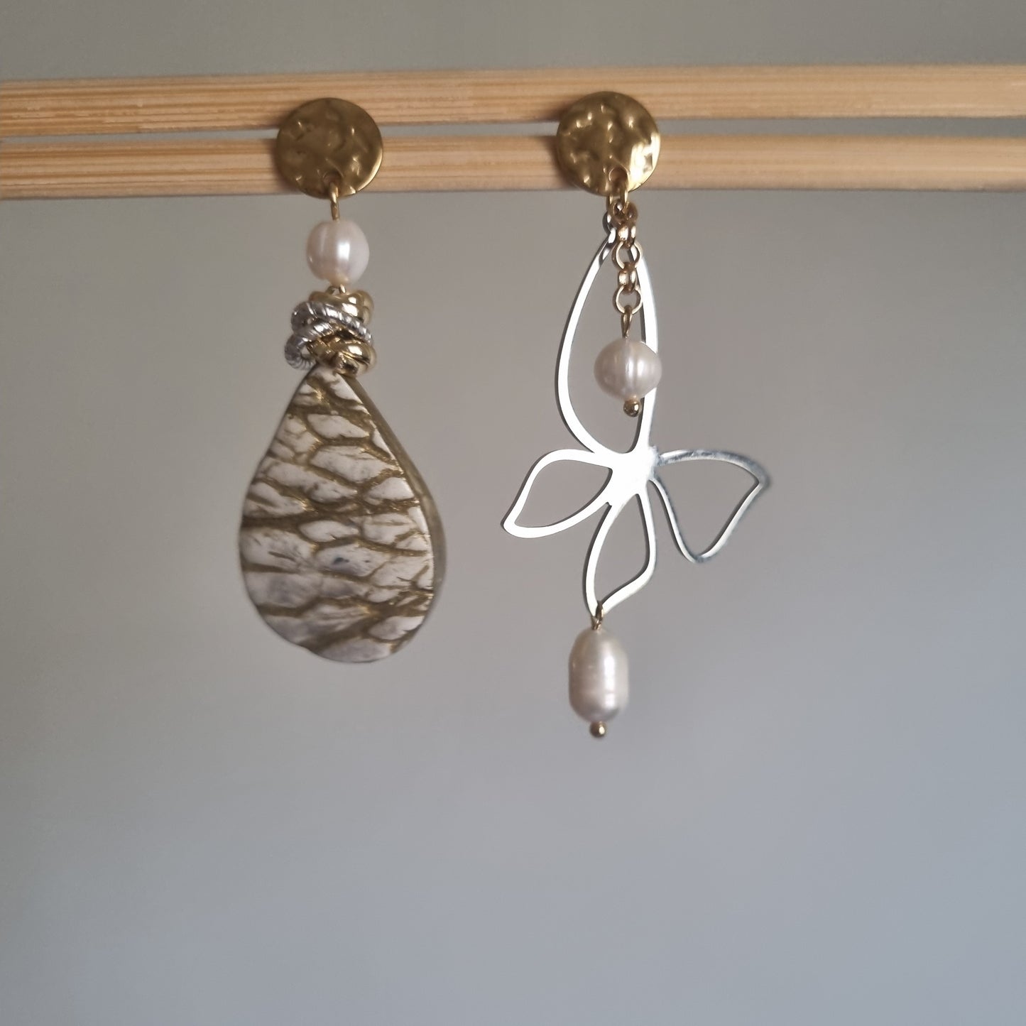 Orecchini Asimmetrici Goccia di rugiada e farfalla - Perle Naturali