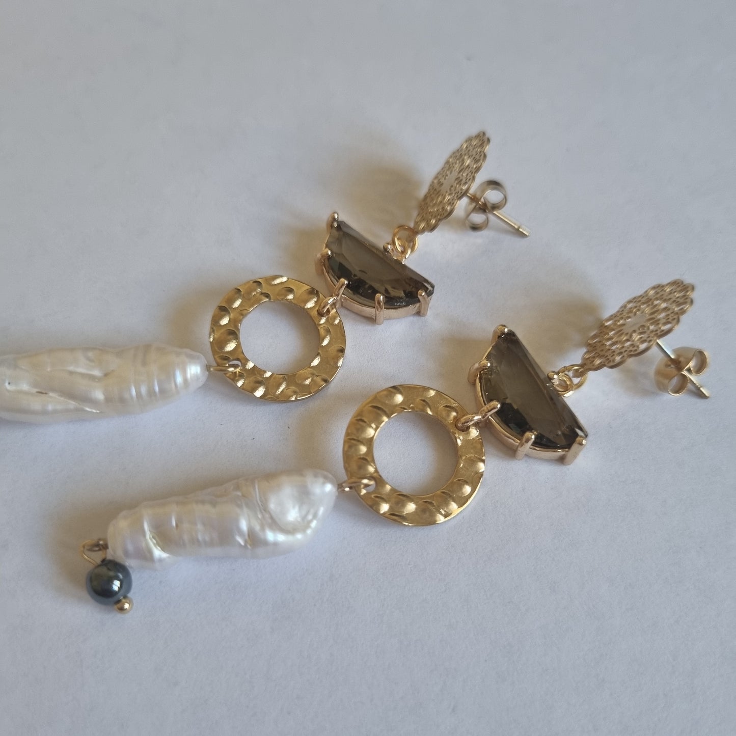 Orecchini “Golden Muse” con perle barocche e dettagli martellati – fatti a mano