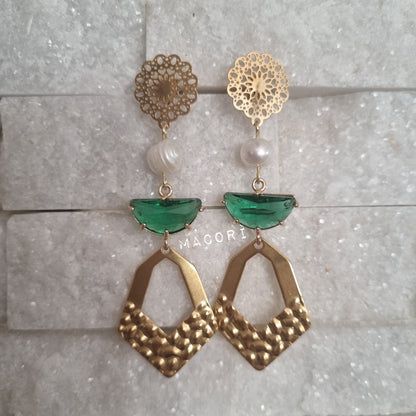 Orecchini pendenti artigianali con cristalli colorati e perla naturale – Eleganti e fatti a mano
