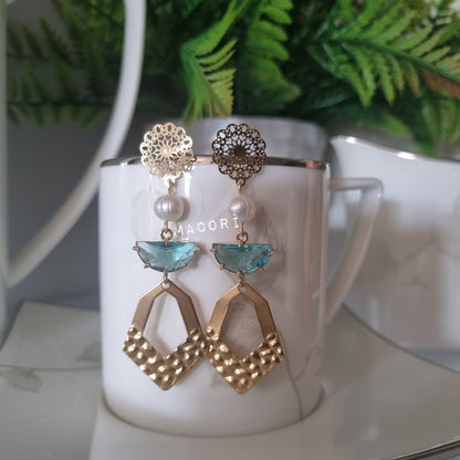 Orecchini pendenti artigianali con cristalli colorati e perla naturale – Eleganti e fatti a mano