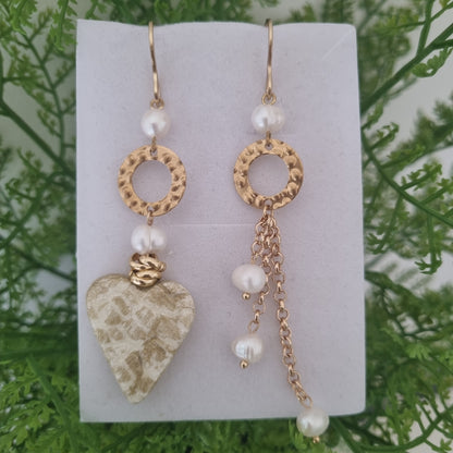 Orecchini artigianali Cuore d’Oro – Orecchini asimmetrici con perle e cuore dorato fatti a mano in Italia